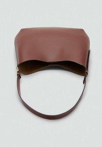 Borsa a tracolla in pelle marrone con forma strutturata, dotata di un'ampia apertura e una singola tracolla regolabile. Texture liscia e design minimalista.