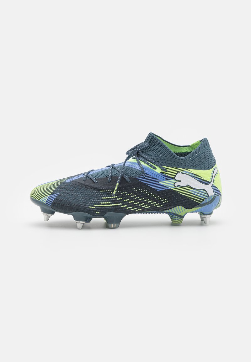 Scarpa da calcio blu e verde con una tomaia in mesh testurizzato, design curvo e tacchetti metallici. Logo Puma in bianco sul lato.