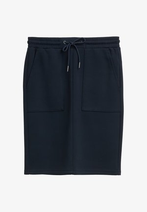 Falda de sudadera azul marino hecha de tejido suave que cuenta con una cinturilla elástica con cordón, dos bolsillos frontales y un diseño recto.