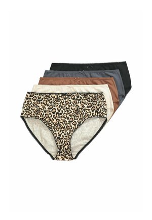 Kurvige Frau mit blonden Haaren, die einen schwarzen BH, Leopardenmuster-Slips mit hohem Bund und große schwarze Brille vor weißem Hintergrund trägt.