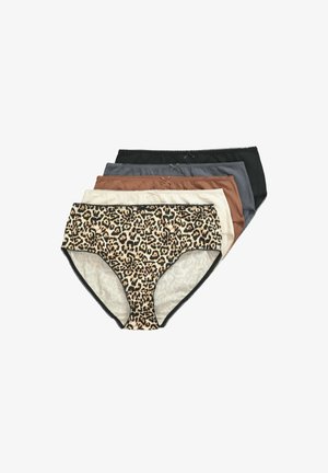 Femme aux formes, cheveux blonds, portant un soutien-gorge noir, culotte taille haute à imprimé léopard et grandes lunettes noires sur fond blanc.