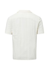Camicia bianca a maniche corte con un motivo testurizzato, dotata di colletto e design a righe verticali, realizzata in un tessuto leggero.