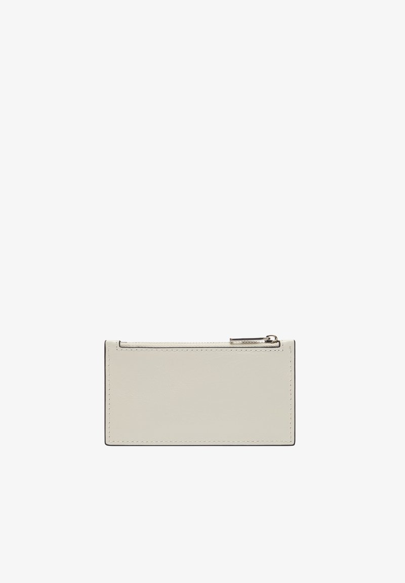 Prostokątny holder na karty w miękkiej, jasnoszarej skórze z zamknięciem na zamek błyskawiczny i miejscami na karty kredytowe. Gładka tekstura z subtelnymi detalami przeszycia.