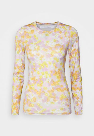 Camisa de manga longa em um tecido leve e elástico, com um padrão floral em cores suaves de rosa, amarelo e branco.