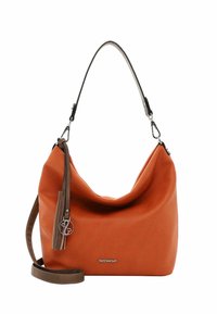 Orangefarbene Stoffhandtasche mit einem lässigen Design, schwarzem Schultergurt und braunem Akzentriemen. Verfügt über einen Metall-Schlüsselbund und ein Logo-Detail.