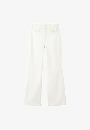 Pantalon blanc taille haute avec jambes évasées, bouton et fermeture éclair à l'avant, et deux poches à rabat avec boutons à la taille devant.