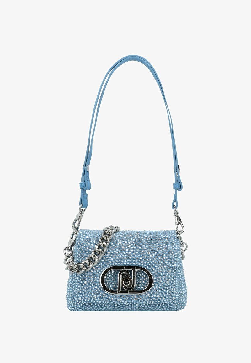 Sac à main bleu clair avec une surface texturée et des clous en argent. Doté d'une chaîne et d'une sangle en cuir, de quincailleries métalliques et d'une fermeture à clasp.