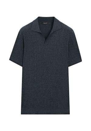Dunkelgraues Strick-Poloshirt mit kurzen Ärmeln, Rippstruktur und offenem Kragen, flach auf weißem Hintergrund ausgelegt.
