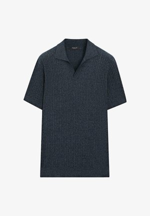 Polo a maniche corte in maglia grigio scuro con texture a coste e colletto aperto, distesa su uno sfondo bianco.