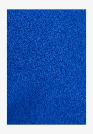 Tessuto azzurro brillante con una superficie morbida e texturizzata, caratterizzato da un aspetto uniforme senza motivi o elementi hardware distinti.