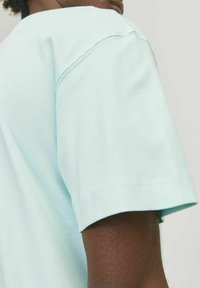Jack & Jones JJEURBAN EDGE TEE NOOS - T-shirt basic - soothing sea