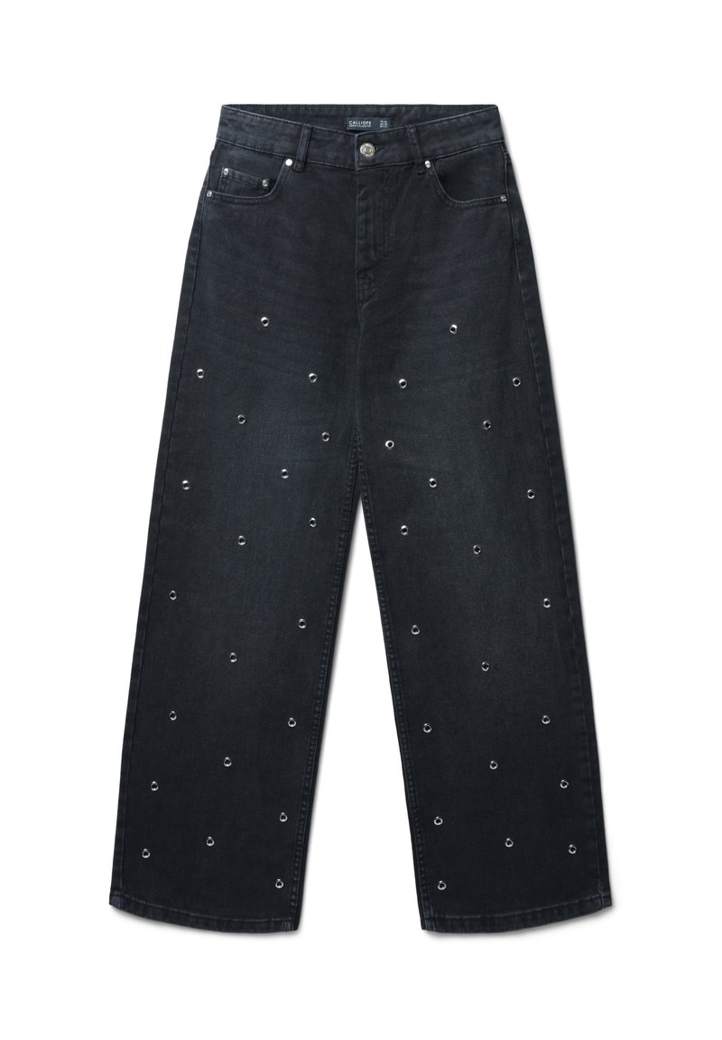 Jean large noir en denim avec des œillets en argent régulièrement espacés sur le devant. Design classique à cinq poches.