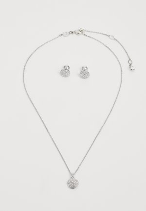 Silberfarbener Schmuckset mit einer zarten Kettenhalskette, die einen runden, funkelnden Anhänger und passende Steckerohrringe enthält.