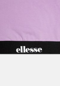 Sofijos spalvos t-marškiniai su juodu elastingu apvadu ir baltu "ellesse" prekės ženklu. Švelni tekstūra, trumpi rankoviai ir klasikinis apvalus iškirpimas.