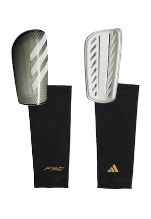 Para czarnych i złotych ochraniaczy na goleń Adidas F50 do piłki nożnej z twardymi osłonami ochronnymi i dopasowanymi rękawami kompresyjnymi.