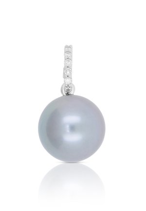 Ciondolo singolo di perla grigia con anello d'argento adornato da piccoli diamanti rotondi, che riflette una luce morbida su uno sfondo bianco.