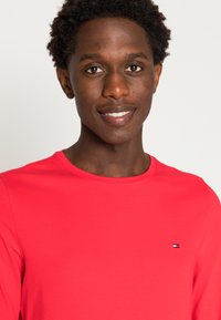 Tommy Hilfiger SLIM FIT LONG SLEEVE TEE - Camisola de manga comprida - red alert