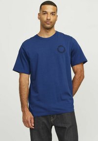 R.D.D. ROYAL DENIM DIVISION RUNDHALS - Marškinėliai su spaudiniu - estate blue