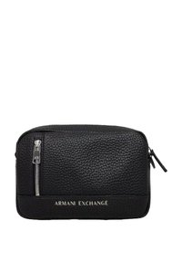 Borsa in pelle nera con texture, chiusura a zip e logo argentato "ARMANI EXCHANGE" nella parte inferiore. Design compatto rettangolare.