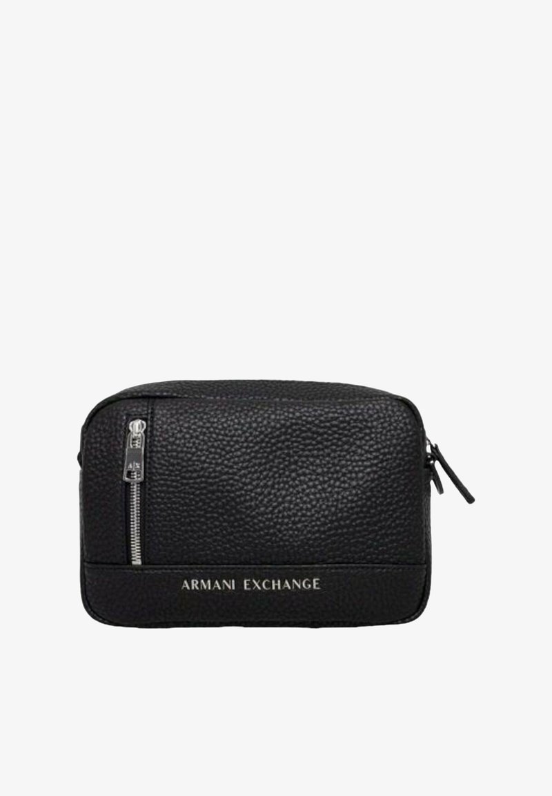Borsa in pelle nera con texture, chiusura a zip e logo argentato "ARMANI EXCHANGE" nella parte inferiore. Design compatto rettangolare.
