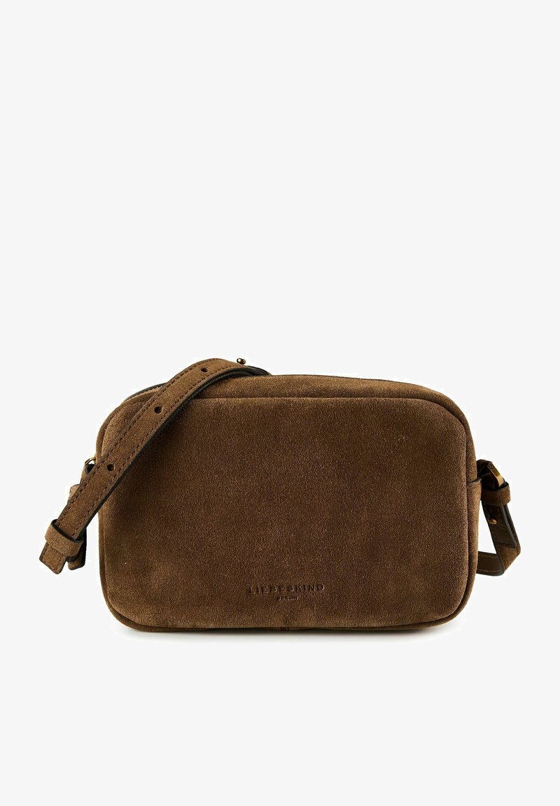 Brązowa zamszowa prostokątna torba na ramię z regulowanym paskiem i subtelnym wytłoczonym logo marki na przedniej stronie.