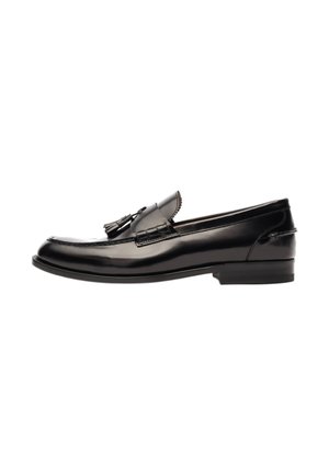 Mocasines de cuero negro con detalle de borlas, acabado brillante y elegante, punta redondeada, tacón bajo y costuras sutiles a lo largo de los bordes.