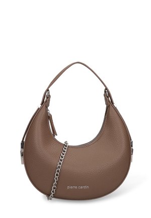 Braune Lederhandtasche mit geschwungener Form, strukturierter Oberfläche und einem Akzent aus Metallkette. Verfügt über einen oberen Reißverschluss und ein Logodetail.