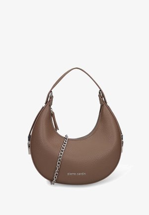 Borsa a mano in pelle marrone con forma curva, superficie testurizzata e dettaglio in catena metallica. Dotata di zip superiore e dettaglio con logo.