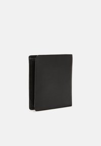 Portafoglio in pelle nera con una texture liscia, forma rettangolare e design minimalista. Presenta una chiusura a pieghe e scomparti interni.