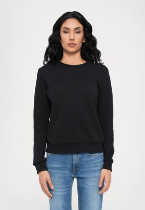 Zwarte sweatshirt van een zachte, textuurstof. Heeft een ronde halslijn en ribbelmanchetten, met een subtiel reliëf logo-detail op de voorkant.