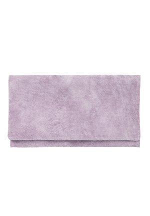 Pochette en daim lavande douce avec un rabat rectangulaire rabattable et une texture lisse, présentée sur un fond blanc.