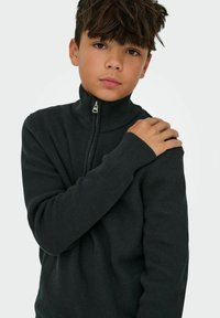 Sweat à zip en cobalt gris foncé avec un col haut et des manches longues, présentant une fermeture à glissière bien visible et une texture douce.