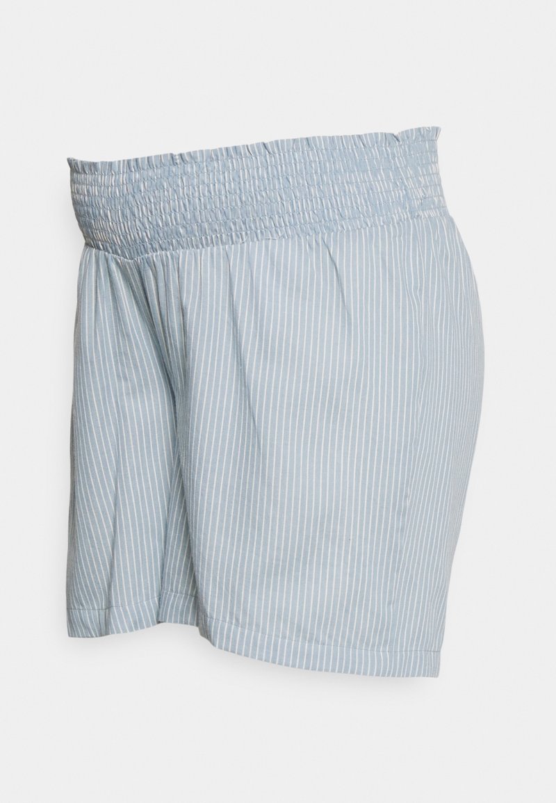 Shorts bleu clair avec des rayures verticales blanches et une large taille smockée élastique, présentés de profil sur un fond blanc.