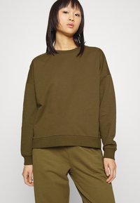 Vero Moda Petite VMOCTAVIA CREW PANT SET - Camisola - dark olive