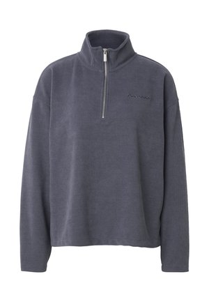 Mørkegrå ribbet fleecegenser med lange ermer, høy krage og sølvfarget halvlåslukking foran.