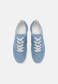Baskets en denim bleu clair avec des lacets blancs et des semelles en caoutchouc. Bout arrondi et texture douce. Les détails de couture embellissent le design.