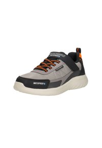 Zapatillas impermeables grises con acentos negros, cordones naranjas, diseño ligero, parte superior de malla texturizada y suela blanca acolchada.