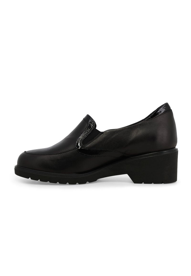 Scarpe slip-on nere con punta arrotondata, dettagli lucidi, tacco basso e squadrato e suola in gomma texturizzata, caratterizzate da una tomaia in pelle liscia.