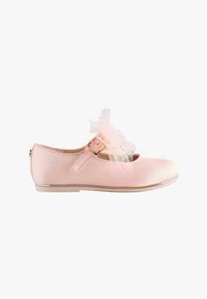 Ballerines en satin rose avec un bout rond, une sangle ajustable et un nœud en tulle à volants décoratif. Semelle accentuée en or.
