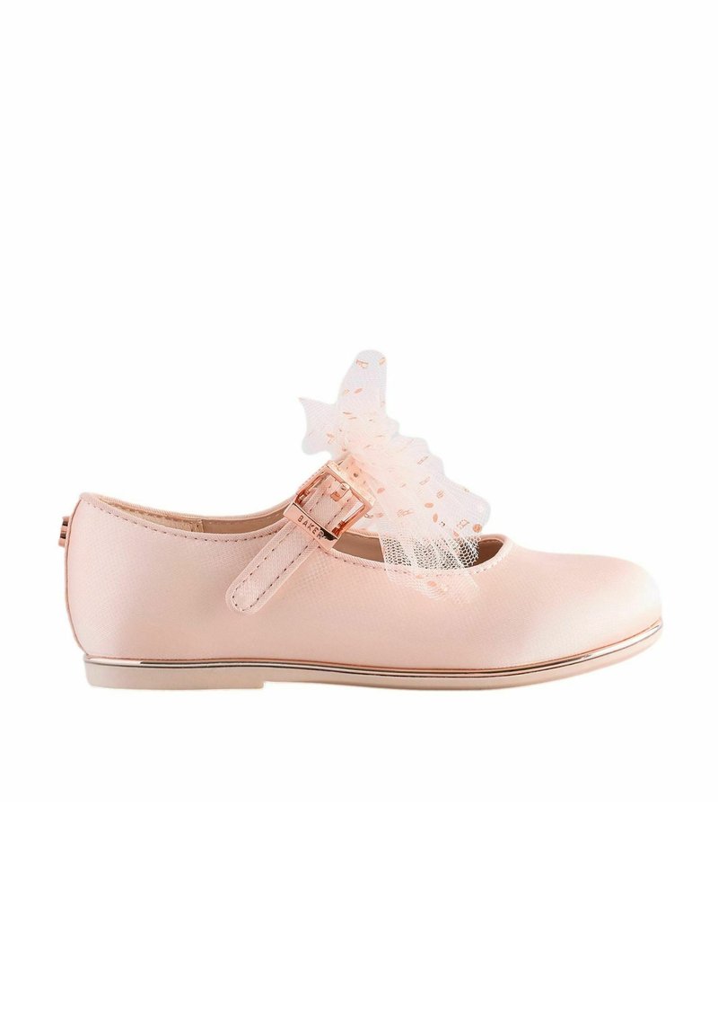Ballet flat in raso rosa con punta rotonda, cinturino regolabile e un fiocco decorativo a strati realizzato in tulle. Suola con dettagli dorati.