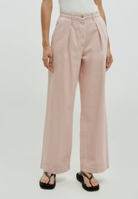 Lichtroze, wijde broek met plooien, hoge taille en knoopsluiting. Gemaakt van een gladde stof, met een nette zoom en zijzakken.