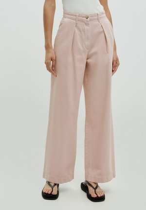 Helle rosa, weite Hosen mit Falten, hoher Taille und Knopfschluss. Hergestellt aus einem glatten Stoff, mit einem sauberen Saum und seitlichen Taschen.