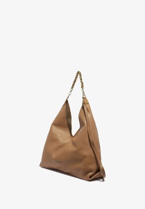 Grote tan leren handtas met een slouchy ontwerp, voorzien van een kettinghandvat en een gladde textuur. Geen zichtbare patronen of hardwaredetails.