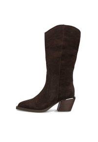 Bota alta de ante marrón hasta la rodilla con punta afilada y un tacón robusto de bloque en dos tonos. Textura suave con costuras laterales y sin herrajes visibles.