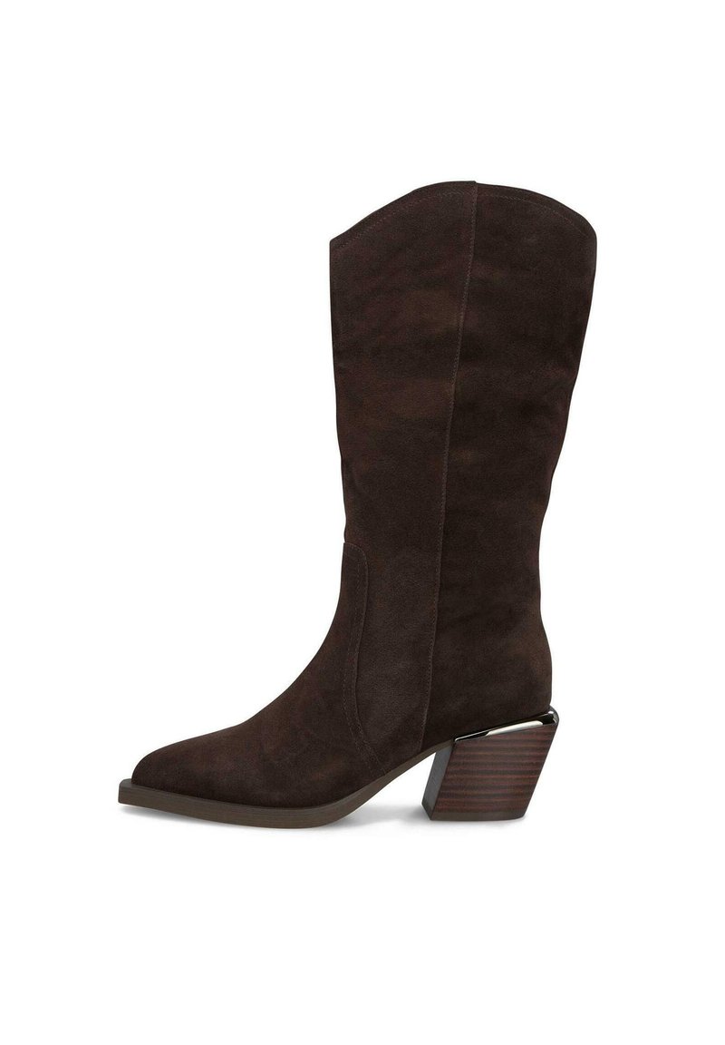 Bota alta de ante marrón hasta la rodilla con punta afilada y un tacón robusto de bloque en dos tonos. Textura suave con costuras laterales y sin herrajes visibles.