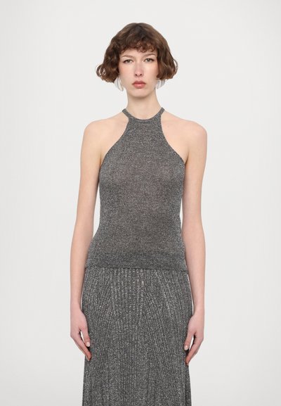 Šedý halter top vyrobený z žebrované pleteniny, s vysokým výstřihem a bezšvovým provedením. Ucelený s odpovídající plisovanou sukní.