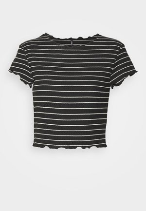 Czarny, krótki crop top z prążkowanego materiału z białymi poziomymi paskami i falistymi brzegami na rękawach, dekolcie i dole.