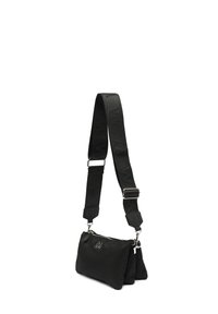 Czarna nylonowa torba na ramię z teksturowanym paskiem, z zamknięciem na zamek błyskawiczny i detalem logo, kompaktowy prostokątny kształt.