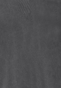 Tissu en velours gris avec une texture subtile et des motifs de plis, créant une apparence douce et lisse.