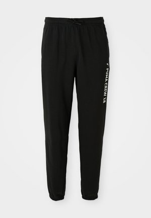 Schwarze, schmal zulaufende Jogginghose mit elastischem Bund und Bündchen, weißem "PUMA CREW '48"-Text und Logo auf dem linken Oberschenkel.